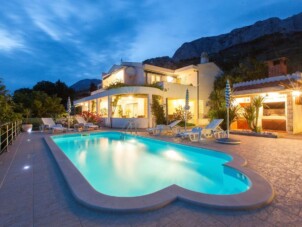 Family friendly house with a swimming pool Makarska - 19796