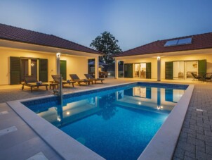 Family friendly house with a swimming pool Grubine
