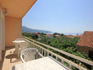 Rum med balkong och havsutsikt Orebić