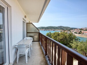 Studio lägenhet med balkong och havsutsikt Tisno